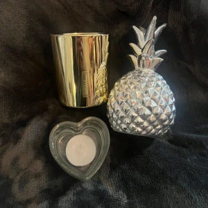 Ljuslykta  - , endast dekorativa föremål som en guldfärgad kopp, en silverfärgad ananas och ett hjärtformat ljusfat. 
