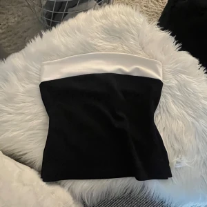 Tubtopp - Säljer denna tubtopp från bikbok som egentligen  är i storlek S men som jag sytt till att bli en XS. Skulle dock säga att den fortfarande passar en S beroende på kroppstyp då tyget är stretchigt. Den är aldrig använd och därför i superbra skick. Perfekt till sommar och vinter men även till fest och vardags! Tveka inte att höra av er vid frågor och lägg gärna prisförslag