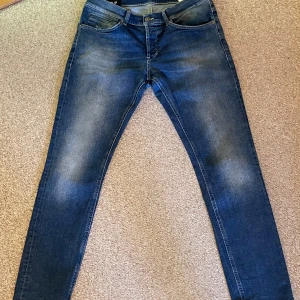 Blåa jeans från Dondup  - Ett par blå/mörkblåa jeans från Dondup i modellen Georg. Storleken är 34 och byxorna är i fint skick. Hör av dig för fler bilder eller frågor.