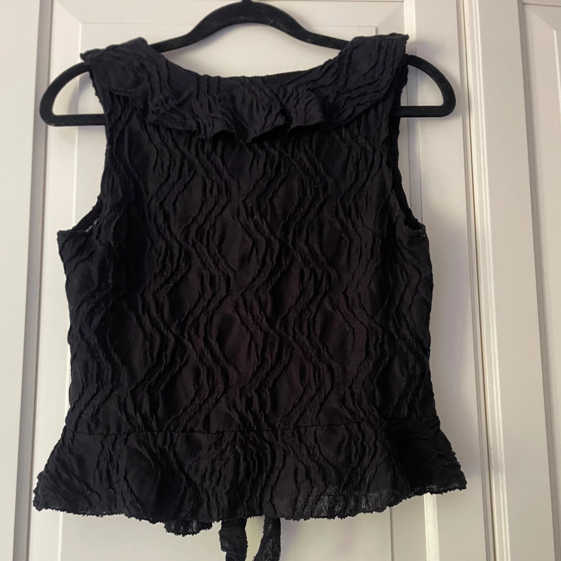 Svart volang topp från Gina Tricot - 1