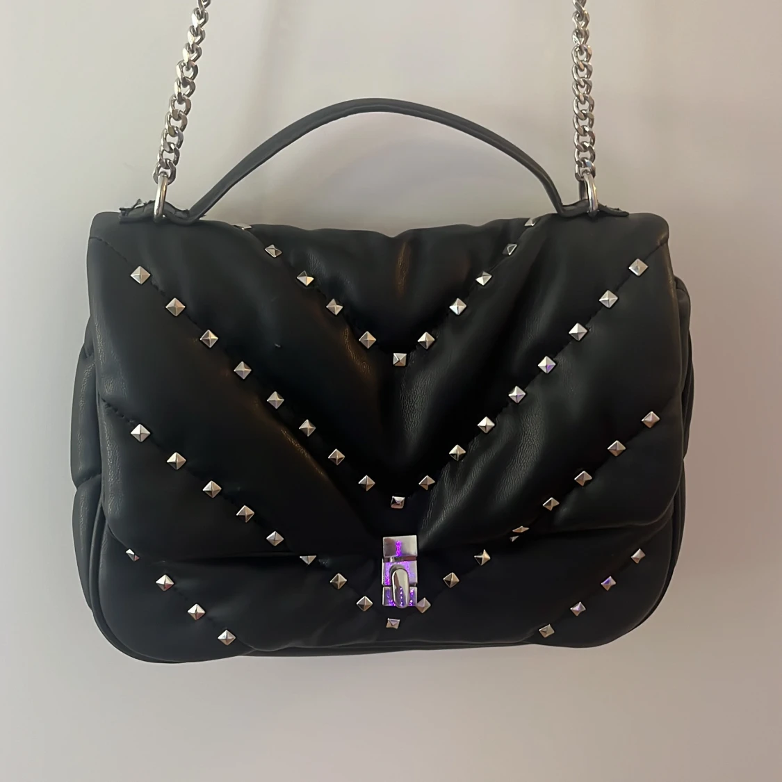 Svart axelväska med nitar från Zara