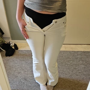 Vita bootcut jeans från Perfect Jeans - (Säljes pågrund av att dem är för små för mig i midjan) Säljer ett par vita bootcut jeans från Perfect Jeans i storlek 34. Jeansen har klassisk femficksdesign, normal passform och är tillverkade i stretchig bomull. Snyggt utsvängda ben och midwaist-modell. Perfekta för en fräsch och clean look.