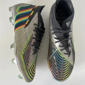 Adidas predator edge - Adidas predator edge i beyond fast färgen. Andvända i ett halvår med i bra skick bara att de är lite smutsiga. Storlek 40 men passar 41. Passar utmärkt till dig som har lite bredare fötter.