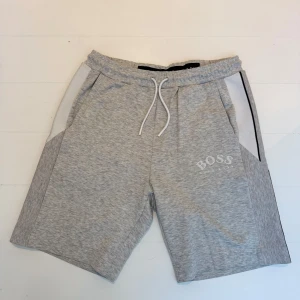 Hugo Boss Shorts - Säljer ett par sparsamt använda ”Hugo Boss” shorts som inte säljs längre. Just denna modellen är riktigt clean. Storleken är L men Hugo Boss är generellt mindre i storlek så de passar även M. Först till kvarn!🙌🏻