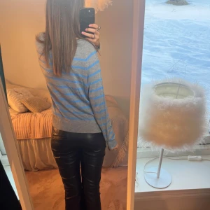 Zara tröja  - Snygg blå, grå randig tröja från Zara, i storlek S. Köpte den på Plick men som ej kommit till användning. Bra sick och väldigt fin!! Pris kan diskuteras😍😍💞💞💝