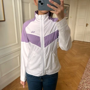 Nike jacka - Träningsjacka från Nike. Passar perfekt på mig som är 180 cm. Mkt bra skick