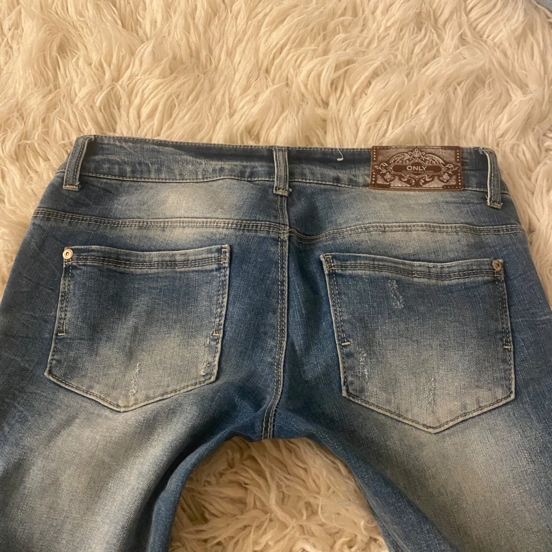 Lågmidjade blå bootcut jeans med slitningar  - 2