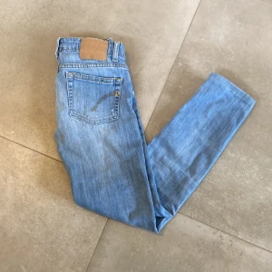 Dondup jeans - Säljer dondup jenas med slitningar i Mycket bra skick. Ny pris 1600kr, Skriv för frågor.