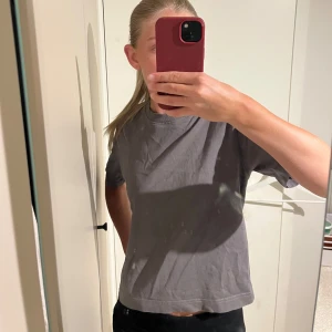 T-shirt Gina Tricot - Säljer denna T-shirt från Gina Tricot. Storlek xs, använd fåtal gånger