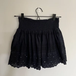 Mörkblå kjol Superdry - Mörkblå mönstrad kjol med små paljetter från superdry