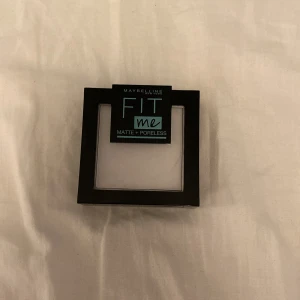 Maybelline new york puder - Rensar ut min sminklåda! Säljer detta fit me puder, super enkelt puder att jobba med. Inte särskilt använt så mycket produkt kvar! Nypris:  139kr