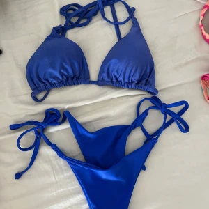 Blå bikini med knytband - Snygg blå bikini med knytband i både över- och underdel. Perfekt för soliga dagar vid stranden eller poolen. Toppen har en klassisk trekantsform och underdelen har justerbara knytband i sidorna. Fraktar endast varan och frakten betala av den som köper🫵☺️ Priset som syns är det som gäller🤗
