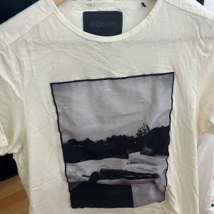 Vit t-shirt från Limitato - Säljer en vit t-shirt limitato, storlek M