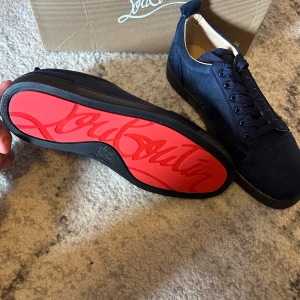 Loubs  - Marinblåa loubs med text där bak, nyskick i storlek 42. Allt i bilden ingår, pris går att diskutera.