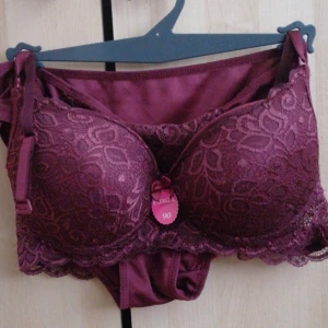 Vinröd spets-bh från Nergiz Lingerie - Säljer en elegant vinröd bh från Nergiz Lingerie med vacker spetsdetalj. Bh:n har en fin rosett mellan kuporna och justerbara axelband för bästa passform. Perfekt för att känna sig extra fin! 💖