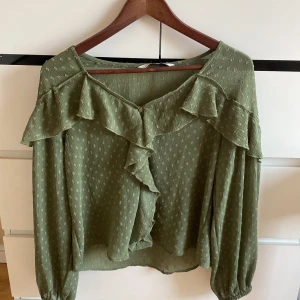 Trendig slutsåld volang blus från zara - Jätte bra skick! Klippte av snoddarna då de låter när man går. Men kommer med vid köp! Lätt att sy tillbaka ❤️stor i storleken