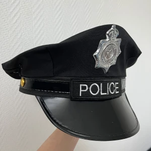 Svart poliskeps med märke - Prefekt till tema fest eller halloween, använd på en inspark i typ 1 timma, inga defekter