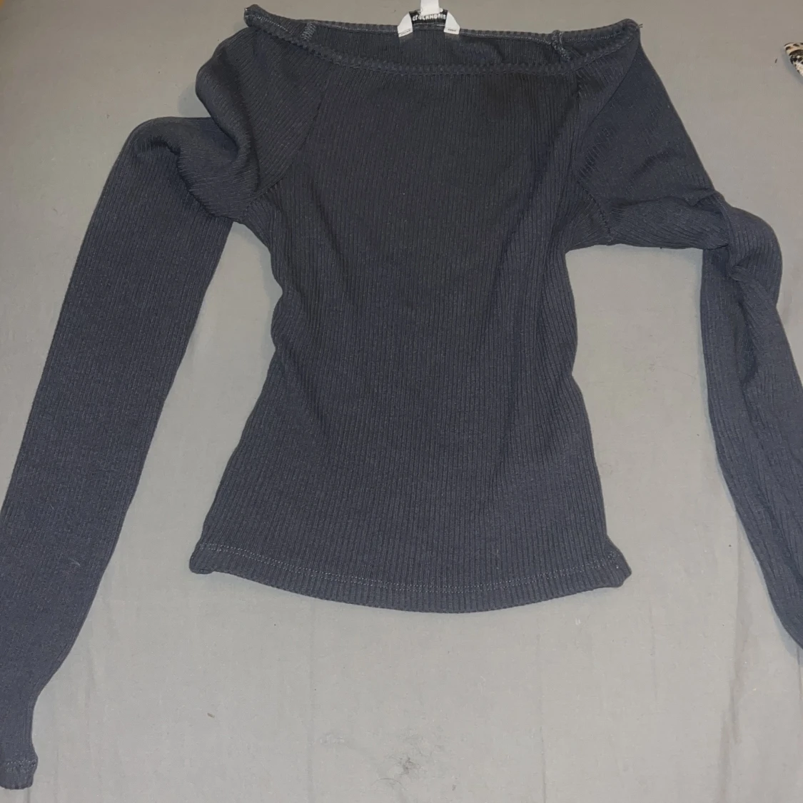 Mörkgrå offshoulder topp från Clockhouse