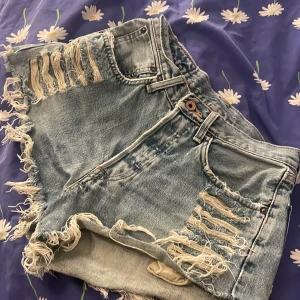 EDWIN jeansshorts - Jättefina jeansshorts med slitna detajer som inte kommer till användning, perfekta och enkla för sommaren