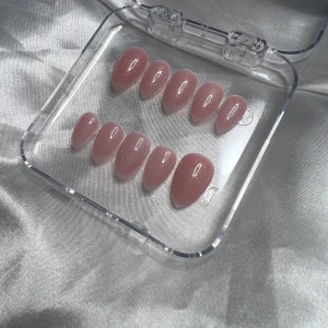 Glitter Short Almond - Mått: 15-11-12-11-9 (MM) Handgjorda lösnaglar av högsta kvalitet!✨Vid rätt applicering & borttagning kan man använda dem flera gånger! Du får med prepkit & instruktioner💕