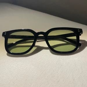 Solglasögon  - Säljer dessa snygga solglasögon för enbart 79kr, passar paret nu till sommaren och nypris ligger runt 200kr!!, helt oanvända, skick 10/10