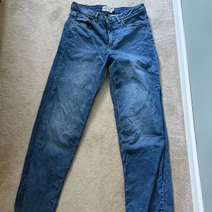Blå jeans från ICHI - Snygga blå jeans från ICHI med klassisk femficksdesign. De har en normal passform och är perfekta för en avslappnad stil. Jeansen har en dragkedja och knapp framtill.