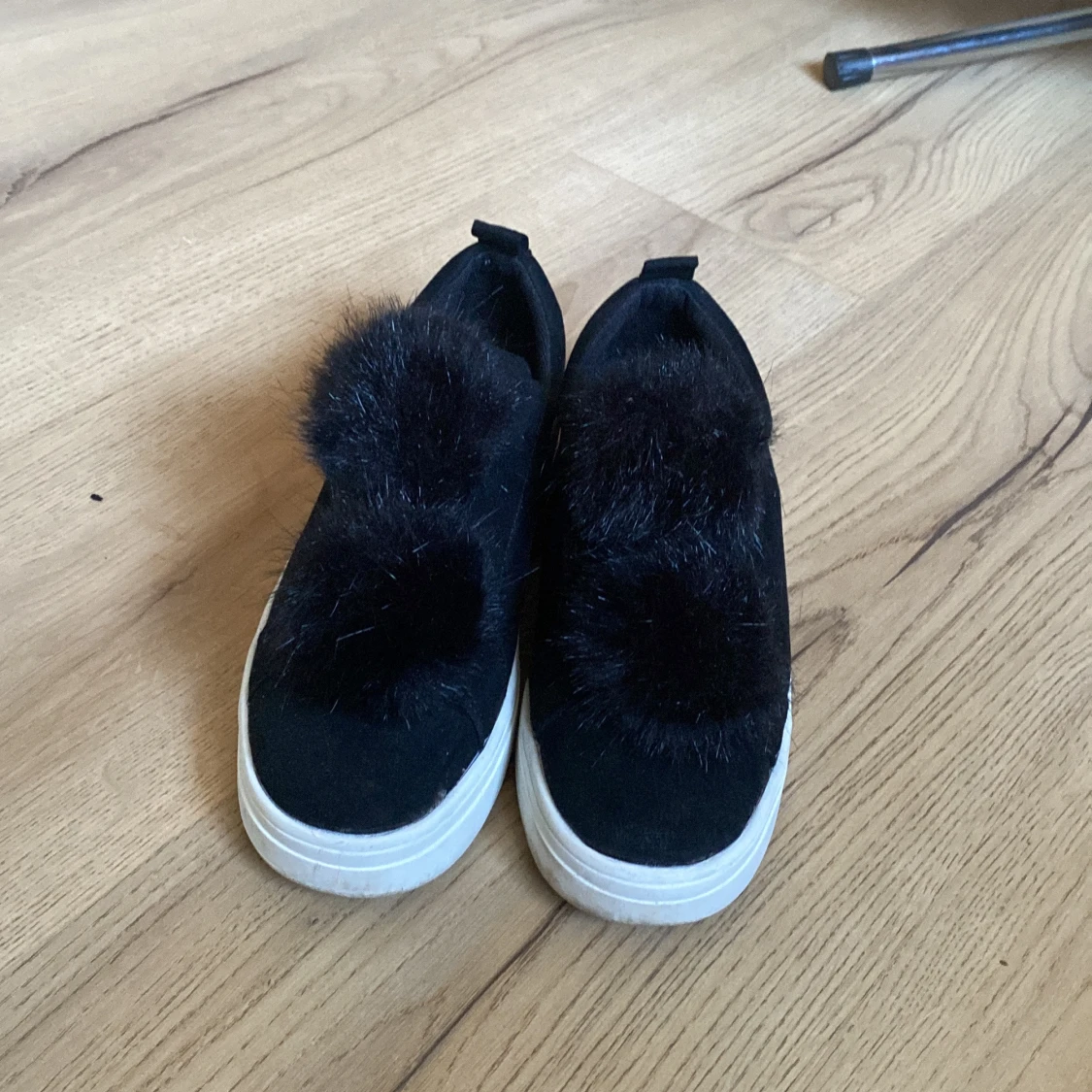 Svarta sneakers med pälsdetalj från Duffy