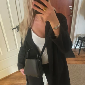 Svart axelväska i skinn - Snygg liten väska från gina💕