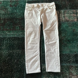 Vita jeans från Jacob Cohen - Snygga vita jeans från Jacob Cohen med klassisk design. De har en rak passform och är tillverkade i ett mjukt bomullsmaterial. Perfekta för en stilren look. Märkesdetaljer syns på insidan och baksidan av midjan.