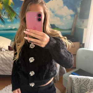 Svart kofta från Zara - Säljer en superfin svart kofta från Zara med en pälsig textur och stora glittriga knappar💕💕Helt ny, aldrig använd!!