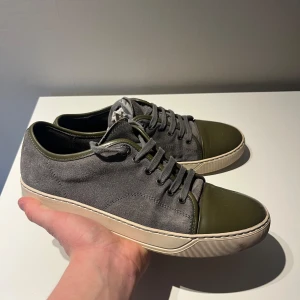 Lanvin Skor - Säljer mina Lanvin skor . Se bilder för skick, crease och lite slitage under skon. Inget og tillkommer bara skorna . Hör av er vid frågor 