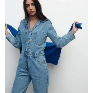 Blå jeans jumpsuit - Snygg blå jeans jumpsuit med långa ärmar och knappar framtill. Aldrig använd och köpt på ZARA för 800🥰