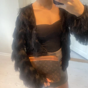 Svart fjäder kofta  - Päls/fjäder kofta, perfekt till fest!💓