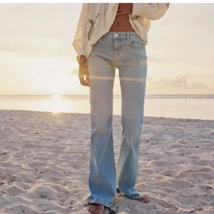 Zara jeans  - Säljer dessa utsvängda jeans från Zara. Finns ej kvar på hemsidan💗💗