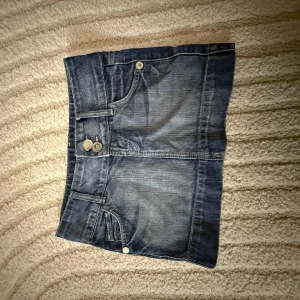 Jeanskjol - Jättesnygg lågmidajad jeanskjol från gina som ej säljs längre! För liten för mig. Bra skick men knapparna är lite ”rostiga” samt dragkedjan