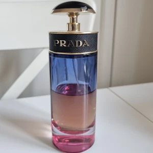 Prada Candy Night parfym - 80 ml från början, ca halva kvar! Jag tycker den liknar Kilian Love Don't Be Shy 🥰