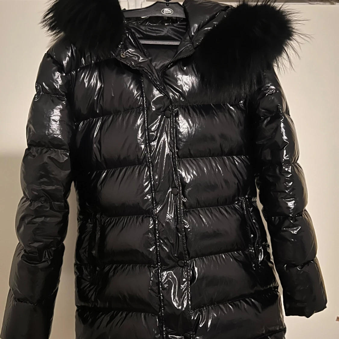 Gloss jacket all black, svart vinterjacka med svart päls