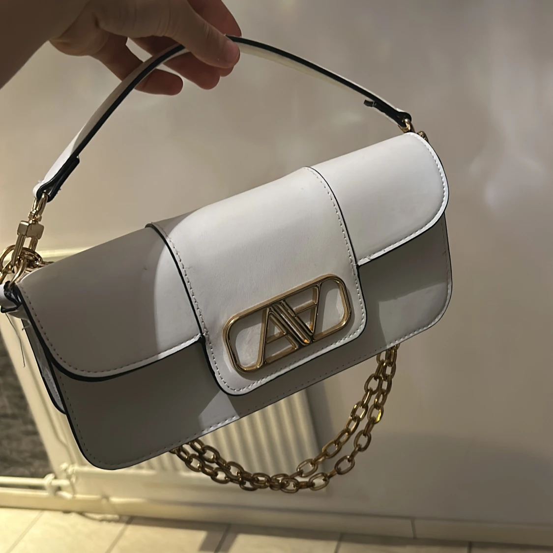 Vit axelväska med guldkedja - 3