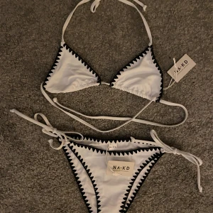 Bikini set - Bikini från NAKD som är perfekt till sommaren 😊, helt oanvänd och alla ”skyddslappar” samt vanliga lappar kvar! Skriv vid frågor eller fler bilder! Pris kan alltid diskuteras🧡