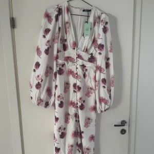 Blommig klänning  - Virala klänningen från GinaTricot, helt ny med prislapp! 