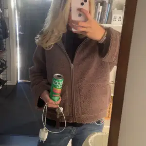 SLUTSÅLD brun teddyjacka från lager157, as snygg färg nu till våren!💗Oanvänd då jag tyckte den va lite för liten