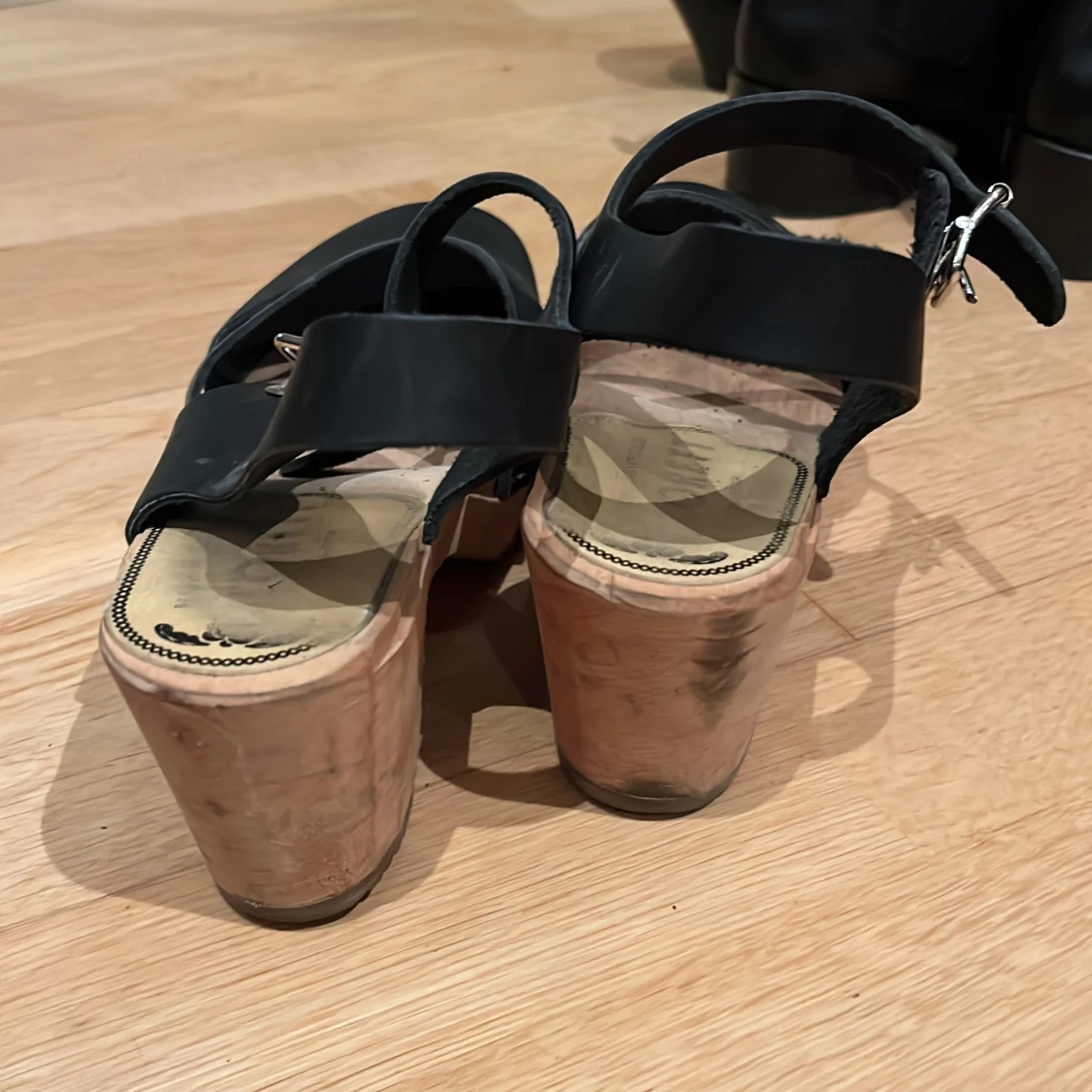 Svarta träskor med klack - 2
