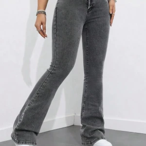 Grå flare jeans - Passar även storlek XS jätte fina byxor, har två par nu de därför ja säljer den ena.