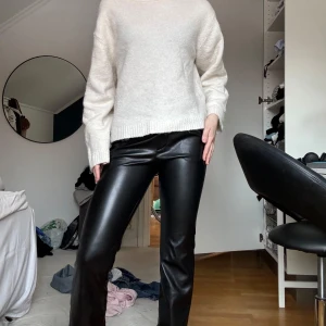 Svarta skinnbyxor - Supersnygga skinnbyxor från madlady!! Dom är högmidjade men går även att vika ner om man önskar en lägre midja💕💕Jag är 167 