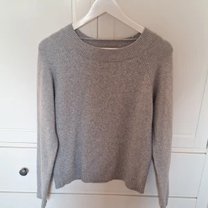 Grå stickad tröja - Jättebra skick
