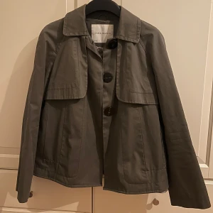 Grön jacka  - Så fin grön jacka med jätte fina knappar