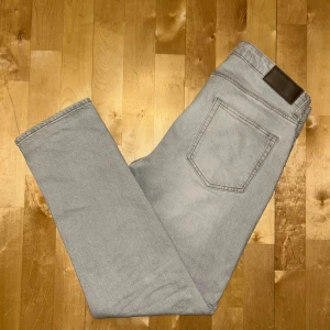 Gråa Grisch jeans  - Snygga ljusgrå jeans från Dressmann. Storleken är 32-32. Skicket är mycket bra och säljs då de är för små. Sitter tvär skönt. Hör av er vid minsta fundering!