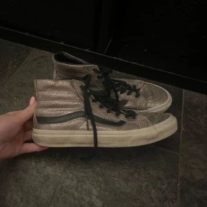 Guld/metalliska höga sneakers - Guld/metalliska höga vans sneakers i storlek 37 men passar antagligen 38 också då de är stora i storleken!🌟