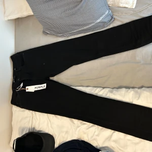Purple brand jeans - Fel köpt. Helt nya. Aldrig använt nyskick alltså. Storlek 36 om du är nära 190 cm lång och vill ha ett par sköna jeans så passar de dig. I vanliga jeans har jag storlek 34 32. MAN KAN ta bort lapparna om man tycker de fult