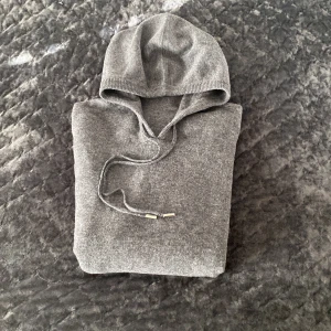 Kashmir/Merino Hoodie - Tja! Säljer nu denna HELT NYA Hoodien! As fet mörkgrå färg o riktigt skön, snörena går att ändra i längd och det går även att ta bort metallbitarna i slutet på de för en Soft Goat look! Storlek M och passar tts (175-185) Jag är 194 o väger 78 o den e lite liten! Hör av dig vid minsta fundering!🌟